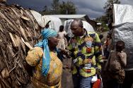 刚果民主共和国，北基伍省，鲁丘鲁，难民营。奥卡皮广播电台的记者正在采访一名难民。