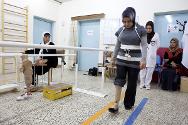 一名患者在红十字国际委员会埃尔比勒假肢康复中心练习行走。