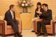 红十字国际委员会主席彼得•毛雷尔与日本首相安倍晋三探讨人道问题与合作。