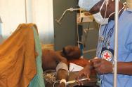 红十字国际委员会医疗工作组正在治疗一名伤员。