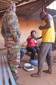 红十字国际委员会代表向被拘留者发放疥疮药品。