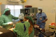 红十字国际委员会医疗工作组正在治疗一名伤员。