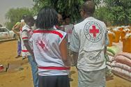 红十字国际委员会与马里红十字会在基达尔为流离失所者分发食物和其他基本物资。