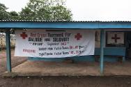寻人服务亭设在营地的入口处。年轻人和红十字志愿者为球赛准备旗帜。