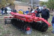 红十字国际委员会移交农业机械。