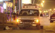 遭到武装分子拦截的救护车，车上被送往医院抢救的警长遇害。