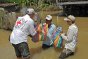 泰国，达府（Tak）。泰国北部遭受洪灾严重影响。在达府，红十字国际委员会帮助泰国红十字会为洪灾灾民提供应急包裹，其中有干粮、手电筒和驱蚊剂等用品。