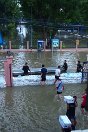 泰国，那空沙旺。那空沙旺监狱正在遭受严重洪灾。大部分道路被水淹没，原本从曼谷出发只需3小时车程，但红十字国际委员会却用了两天的时间才抵达。这些沙袋用于保护监狱免遭洪水侵袭，但入口已经完全被水淹没。