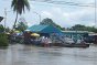 泰国，离开那空沙旺监狱，前往乌泰他尼（Utay Thani）的途中。主要道路大部分被洪水淹没。