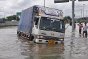 泰国，前往大城府省级监狱途中。道路被洪水淹没，许多车辆被困其中，这辆卡车就是其中之一。