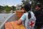 泰国，前往大城府省级监狱途中。水几乎有4米深，红十字国际委员会工作组抵达监狱的唯一途径是坐船。