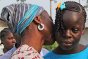 2011年12月15日，利比里亚东南部，巴恩难民营。亨丽埃特在塞莱斯蒂纳耳边说了些话，激动地与她告别，两个人都流下眼泪。