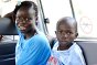 2011年12月15日，利比里亚/科特迪瓦。塞莱斯蒂纳和穆罕默德静静地坐在车里，红十字国际委员会的越野车将要送他们回家。