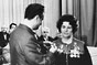 1975年，苏联，白俄罗斯红十字会中央委员会主席谢莫哈（V.I. Semoukha）先生将弗洛伦斯•南丁格尔奖章授予苏联杰出的护士之一叶卡捷琳娜•叶菲莫夫娜•西连科（Ekatérina Efimovna Sirenko）女士。