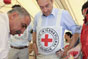 叙利亚，大马士革，迈萨特（Maysat）物资分发点。一名红新月会志愿者告诉红十字国际委员会主席彼得•毛雷尔：他们正在准备食品包，以便分发给叙利亚全国各地的流离失所家庭。