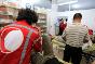 叙利亚，大马士革地区，穆阿扎米亚，红十字国际委员会主席彼得•毛雷尔在红新月会医疗点探望病人。