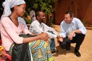 尼日尔，尼亚美，红十字国际委员会与尼日尔红十字会为马里难民设立的食品分发点。红十字国际委员会主席彼得•毛雷尔与一名领到紧急援助物资的马里难民交谈。这两个组织向大约4000名逃离马里北部冲突的难民分发了大米和食用油。