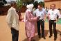 尼日尔，尼亚美，红十字国际委员会与尼日尔红十字会为马里难民设立的食品分发点。红十字国际委员会尼亚美地区代表处主任让-尼古拉•马蒂、红十字国际委员会主席彼得•毛雷尔、难民代表西塞•赛义杜（Cissé Seydou）和红十字国际委员会负责与尼日尔红十字会开展合作的代表马马杜•西（Mamadou Sy）正在交谈。