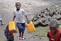 戈马，在非洲圣母中心避难的流离失所者正在打水，这些水是由红十字国际委员会用卡车运送过来的。红十字国际委员会每天向戈马各地（包括恩多绍医院和卡廷多医院以及唐博斯科营地和非洲圣母中心）运送10万升饮用水。