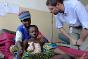 戈马，恩多绍医院，这名12岁的男孩于11月20日胸部中弹。第二天红十字国际委员会驻戈马的外科医疗队为他实施了手术。他的母亲支撑他微微坐起以缓解腹腔压力，使他便于呼吸。