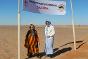 玛丽安和哈比巴（Habiba）站在努赫海拉沙漠马拉松比赛的起跑处。