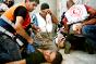 2011年，以色列及被占领土。巴勒斯坦红新月会的护理人员正在照顾伤员。