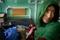 2010年，阿富汗。这位母亲用了四天时间才找到一家可以治疗她孩子严重腹泻的医院。当他们抵达医院时，孩子的病情已经急剧恶化。