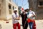 在人道停火期间，红十字国际委员会和巴勒斯坦红新月会帮助一名老人从家中撤离。