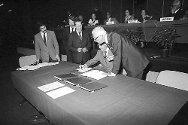 1977年，日内瓦，《日内瓦公约附加议定书》签署仪式。