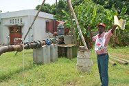 This pump repaired by the ICRC supplies Cité Soleil with 2,400 cubic metres of water a day. The organization is also taking steps to accelerate disinfection of the water mains through chlorination.