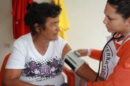 Atención médica durante una jornada de salud realizada por el CICR en el municipio de Monserrate, zona del bajo Caguán (Caquetá).