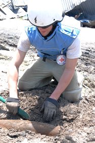 Brazzaville, the Talangai district. An ICRC explosive ordnance disposal specialist participating in a clearing operation.