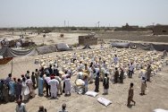 Pakistan, Sindh Province, Jacobabad district. The ICRC and the Pakistan Red Crescent distribute seeds, fertilizer and tools to residents affected by the floods.