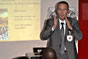加蓬，利伯维尔，红十字国际委员会的一名代表与加蓬红十字会志愿者们讨论红十字原则。