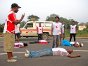 赤道几内亚，马拉博，赤道几内亚红十字会志愿者练习心肺复苏技巧。