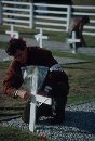 lhas Falkland/Malvinas. Um delegado do CICV deposita flores nas sepulturas.