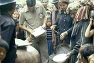 1979. La Cruz Roja distribuye arroz en las afueras de Battambang, Camboya.