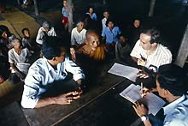 1991 Delegado del CICR registra una solicitud de búsqueda en el distrito Sisophon, Camboya.