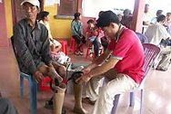2009. Los centros de rehabilitación física llevan sus servicios a los pacientes que viven en aldeas alejadas del interior de Camboya.