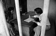1992. Delegados del CICR se entrevistan con detenidos en una cárcel de Phnom-Penh.