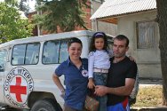 Osetia del Sur. Un delegado del CICR con una familia recientemente reunificada.