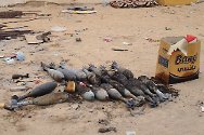 Libia. Morteros abandonados que alguien intentó quemar, una práctica potencialmente mortal sobre cuyos peligros advierten el CICR y la Media Luna Roja Libia.