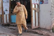 Ghanchattar, Cachemira administrada por Pakistán. Manshad Ahmed camina, algo que pensaba que jamás volvería a hacer.