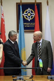 Moscú, Rusia. El secretario general de la CSTO, Nikolai Bordyuzha, y el director general del CICR, Yves Daccord.