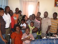 Yaundé, Camerún. La familia, los amigos, los vecinos y el equipo del CICR acogen con gran afecto a Sonia.