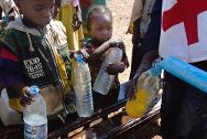 Ndélé. Los niños reciben el agua que el CICR transportó por camión cisterna al campamento situado alrededor de la Misión para la Consolidación de la Paz en la República Centroafricana.