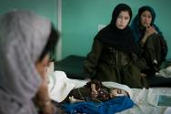 Unidad de pediatría, hospital de Mirwais, Kandahar, Afganistán. Nafasgol tiene 3 años de edad y ha contraído una neumonía tras una infección menor por la cual no recibió asistencia médica. A causa de la peligrosa situación en la zona, la madre no pudo llevarla al hospital a tiempo. Ahora, Nafasgol está gravemente enferma.
