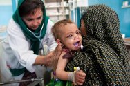 Afganistán, Kandahar, Hospital Regional Mirwais. Un miembro del personal médico examina a un niño.