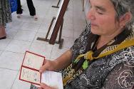 Azerbaiyán. Una madre con el documento de identidad de su hijo desaparecido.