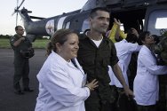 Jorge Trujillo Solarte, uno de los 10 miembros de la fuerza pública en poder de las FARC-EP liberados hoy -algunos tras más de 14 años cautivos-, acaba de bajar del helicóptero del Ejército brasileño que lo condujo hacia la libertad desde la selva, en Villavicencio, Colombia. El el operativo se utilizaron helicópteros provistos por el Gobierno brasileño e identificados con el emblema del CICR. El CICR facilita la logística tras el acuerdo alcanzado por las partes involucradas.